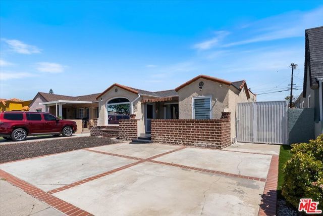 2137 W 84th Place, Los Angeles, CA 90047
