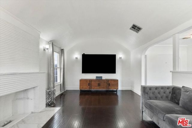 2137 W 84th Place, Los Angeles, CA 90047