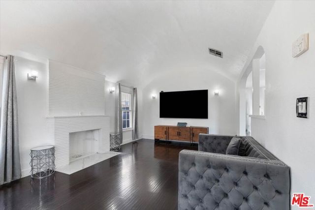 2137 W 84th Place, Los Angeles, CA 90047
