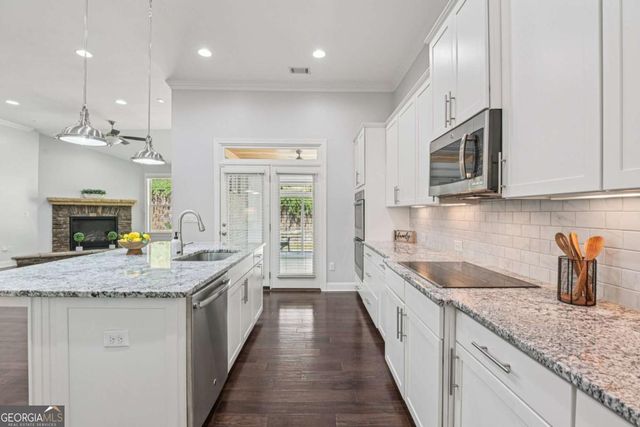 330 La Perla Drive, Sugar Hill, GA 30518