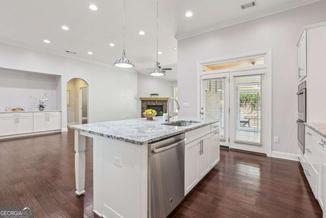 330 La Perla Drive, Sugar Hill, GA 30518