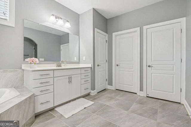 330 La Perla Drive, Sugar Hill, GA 30518