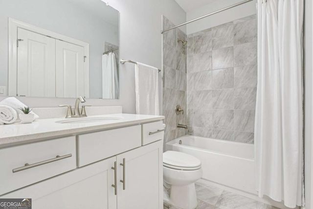 330 La Perla Drive, Sugar Hill, GA 30518