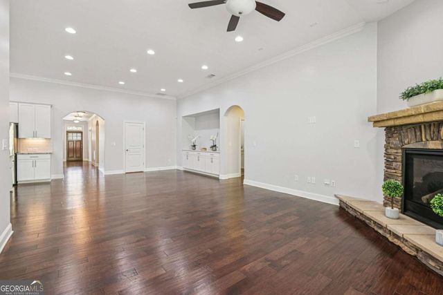 330 La Perla Drive, Sugar Hill, GA 30518