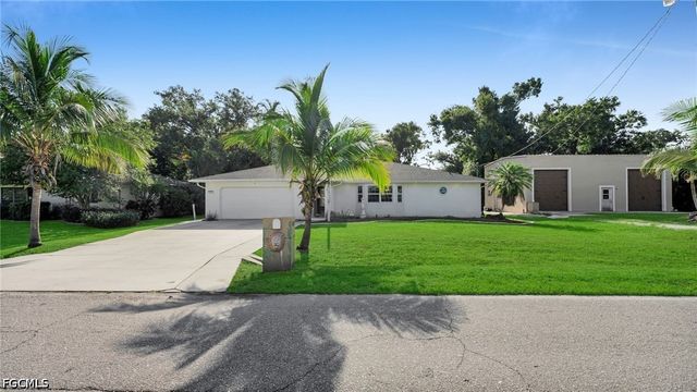 1672 Many RD, North Fort Myers, FL 33903