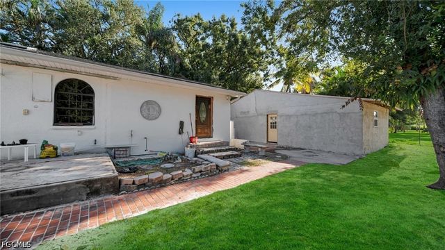 1672 Many RD, North Fort Myers, FL 33903