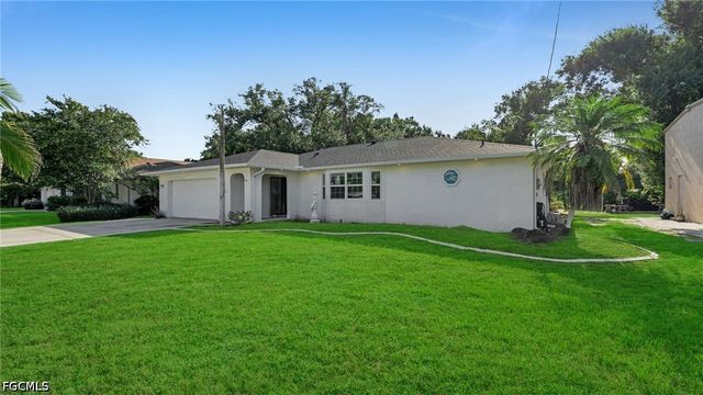 1672 Many RD, North Fort Myers, FL 33903