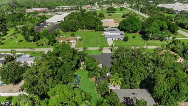 1672 Many RD, North Fort Myers, FL 33903