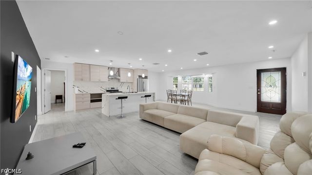 1672 Many RD, North Fort Myers, FL 33903