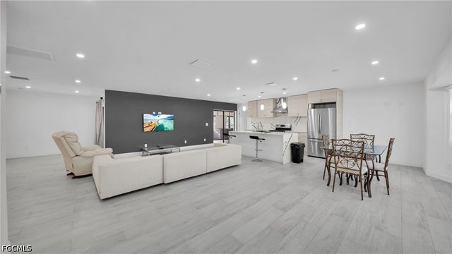 1672 Many RD, North Fort Myers, FL 33903