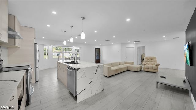 1672 Many RD, North Fort Myers, FL 33903