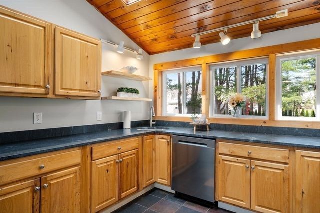 11 Winter St, Foxboro, MA 02035