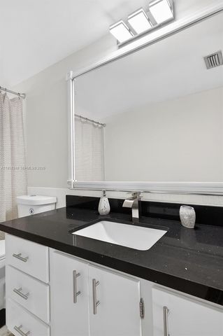 7081 NW 8th Ct, Plantation, FL 33317