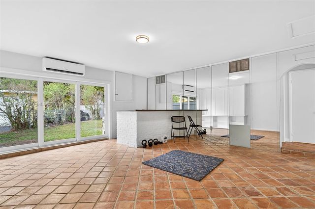 7081 NW 8th Ct, Plantation, FL 33317