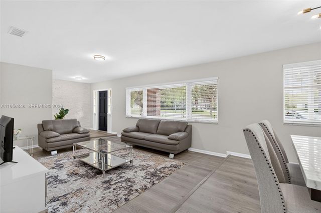 7081 NW 8th Ct, Plantation, FL 33317