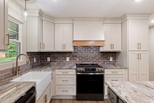 403 Robins St, Lawrenceburg, TN 38464