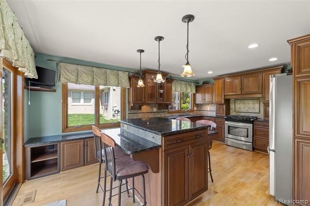 36959 Dardanella Street, Livonia, MI 48152