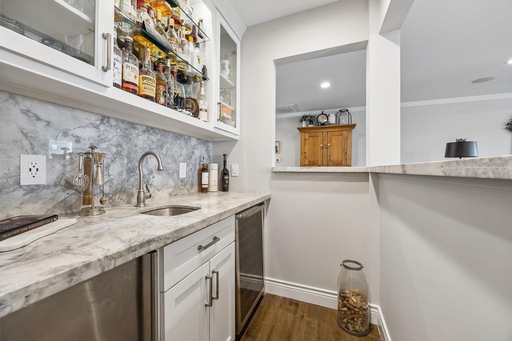 Image 10 of property listing at 4517 Mimosa Drive, Bellaire, TX 77401