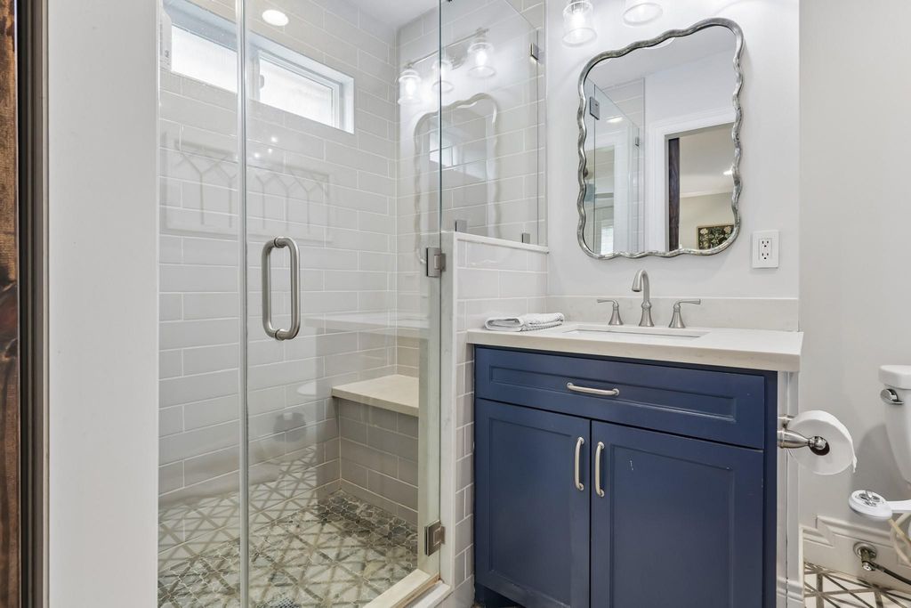Image 15 of property listing at 4517 Mimosa Drive, Bellaire, TX 77401