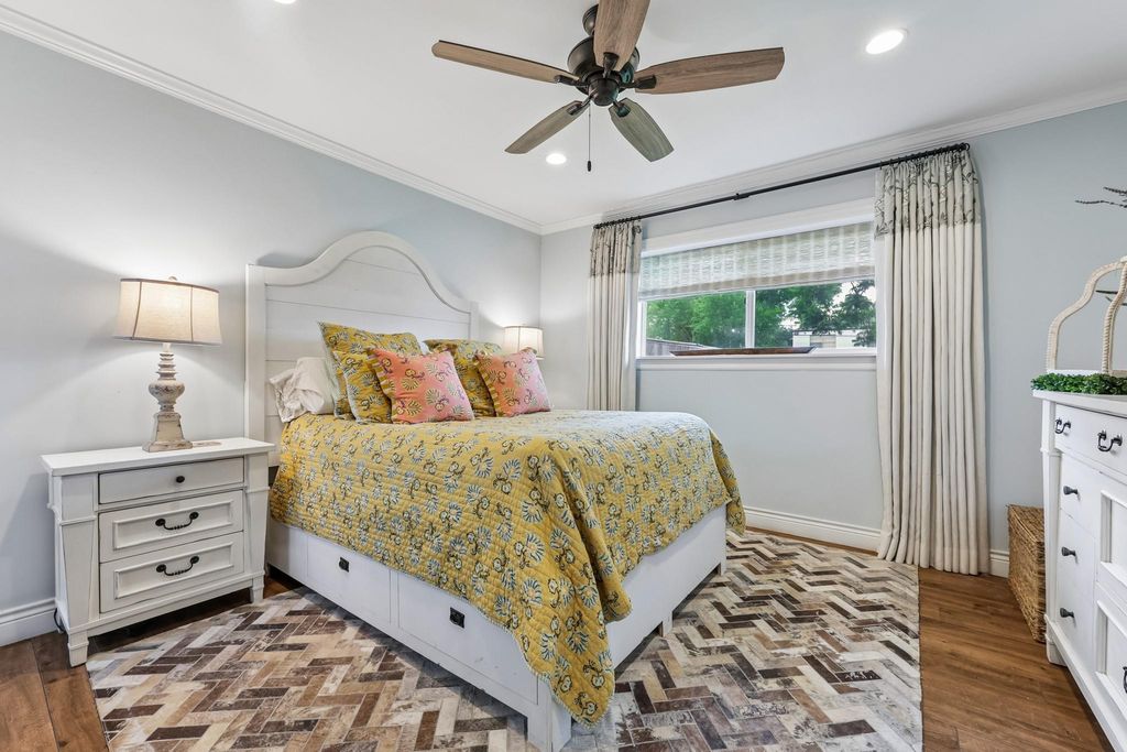 Image 16 of property listing at 4517 Mimosa Drive, Bellaire, TX 77401