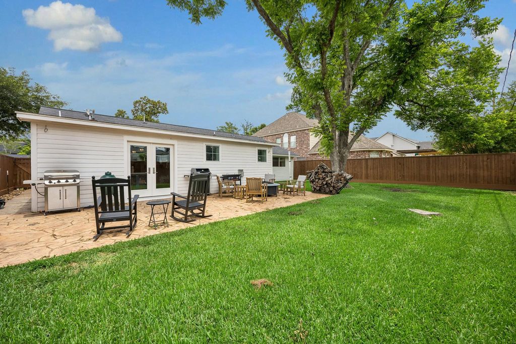 Image 20 of property listing at 4517 Mimosa Drive, Bellaire, TX 77401