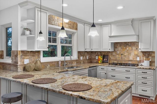 1821 Topping Road, St Louis, MO 63131