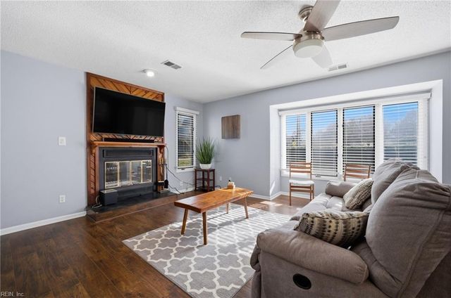 652 Pinewood DR, Virginia Beach, VA 23451