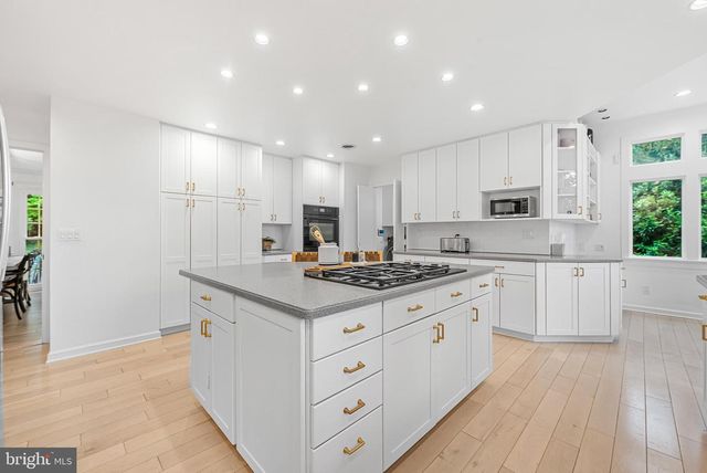 9212 WILLOW POND LN, Rockville, MD 20854