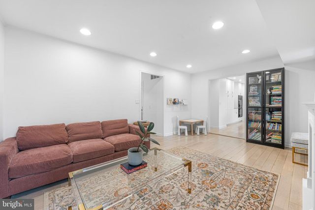 9212 WILLOW POND LN, Rockville, MD 20854