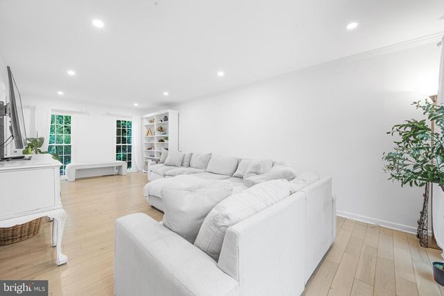 9212 WILLOW POND LN, Rockville, MD 20854