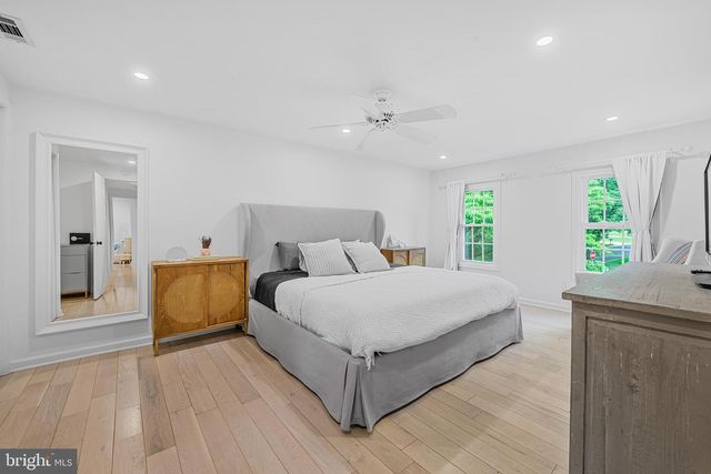 9212 WILLOW POND LN, Rockville, MD 20854