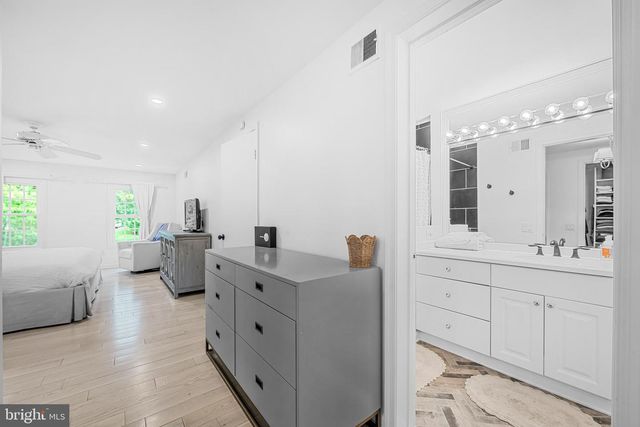 9212 WILLOW POND LN, Rockville, MD 20854