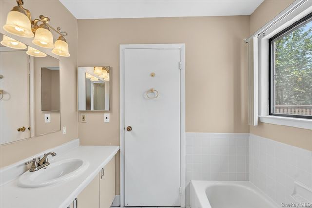 91 Hidden Ponds, Smithtown, NY 11787