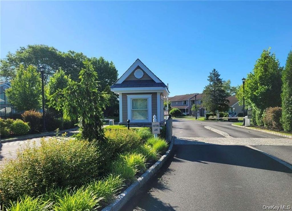 91 Hidden Ponds, Smithtown, NY 11787