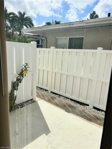 296 4th AVE S 296, Naples, FL 34102