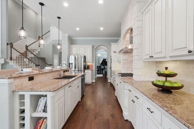 63 W Canyon Wren Circle, The Woodlands, TX 77389
