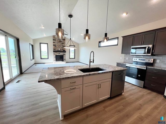 8113 W 24th St, Sioux Falls, SD 57106