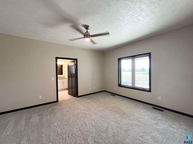 8113 W 24th St, Sioux Falls, SD 57106