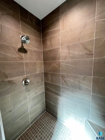 8113 W 24th St, Sioux Falls, SD 57106