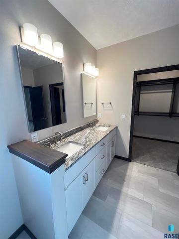 8113 W 24th St, Sioux Falls, SD 57106