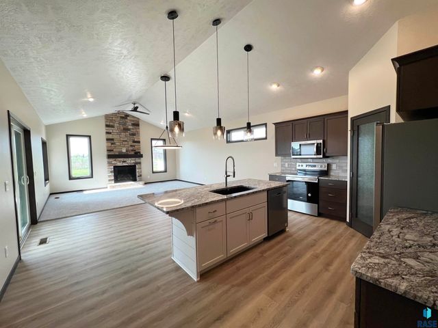 8113 W 24th St, Sioux Falls, SD 57106
