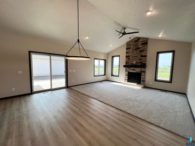 8113 W 24th St, Sioux Falls, SD 57106