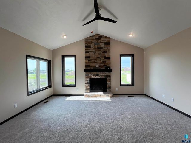 8113 W 24th St, Sioux Falls, SD 57106