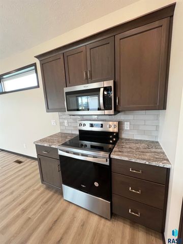 8113 W 24th St, Sioux Falls, SD 57106