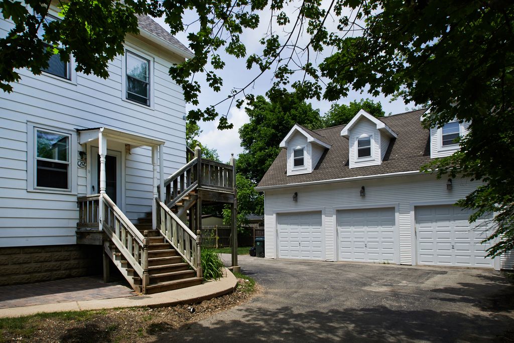 212 W Russell Street 1, Barrington, IL 60010