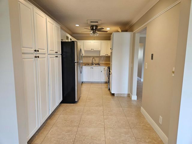 2886 E Fernley Dr Drive E 1, West Palm Beach, FL 33415