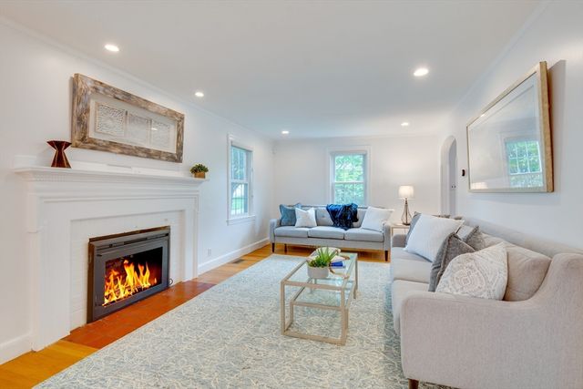 29 Parker Rd, Needham, MA 02494