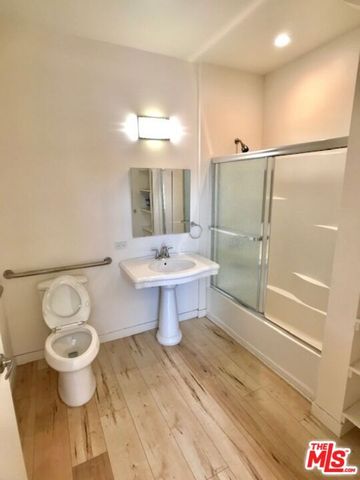 517 N Harvard Boulevard, Los Angeles, CA 90004