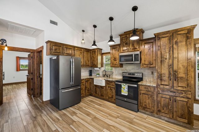 1355 BROAD OAK DR, Bandera, TX 78003