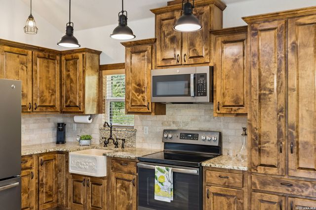 1355 BROAD OAK DR, Bandera, TX 78003